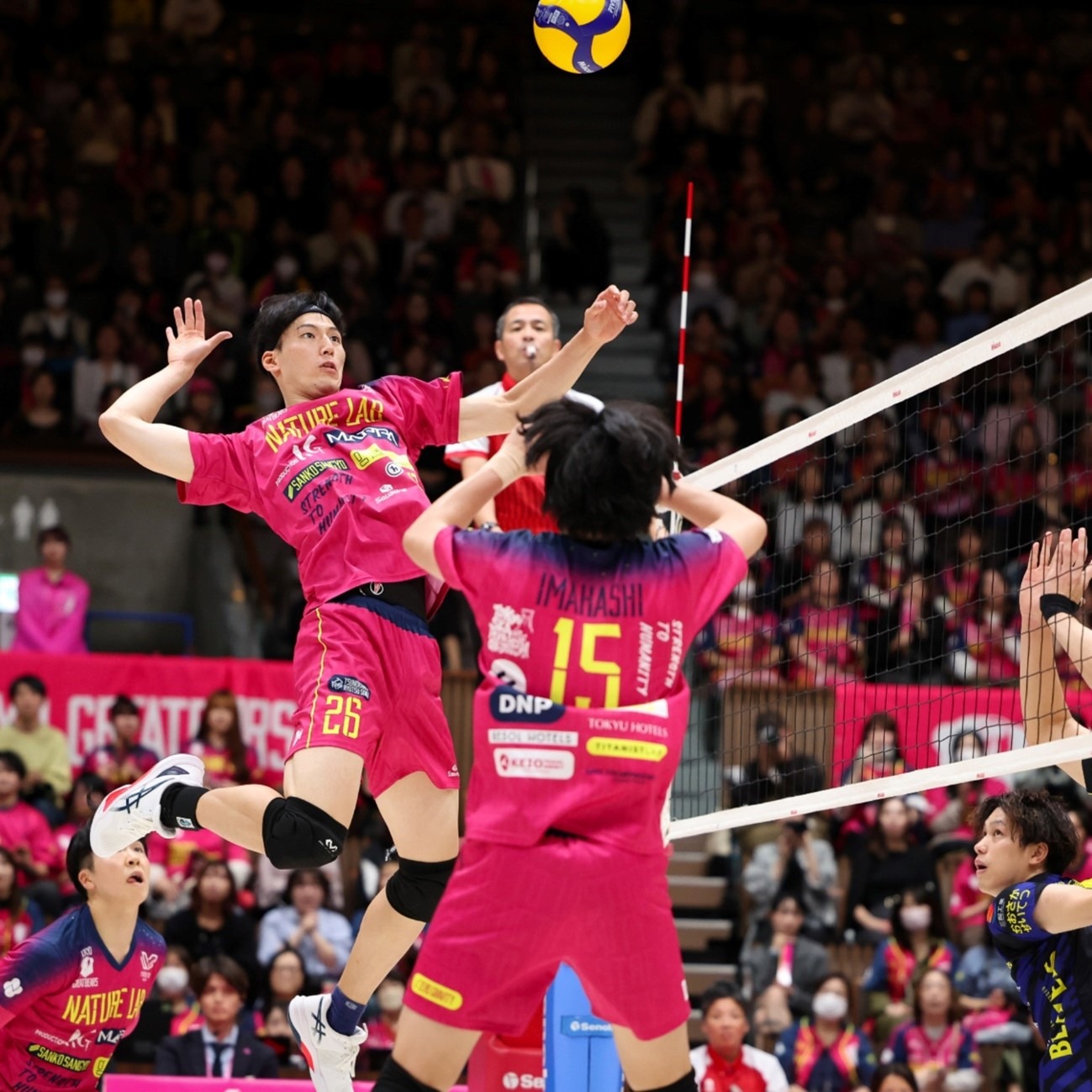 欧冠淘汰赛附加赛首回合｜ 皇马终结蓝月34场主场不败 曼市濒临出局